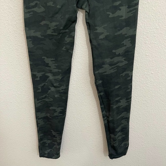 Spanx Look At Me Now Seamless High Waist Pull-On Leggings Green Camo Medium - Picture 13 of 13